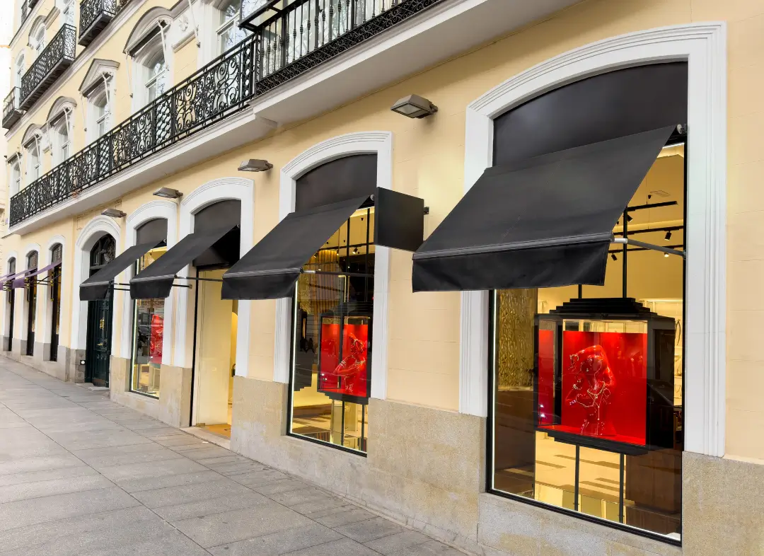 Façade vitrine de magasin en aluminium sur mesure à Aigrefeuille-d'Aunis